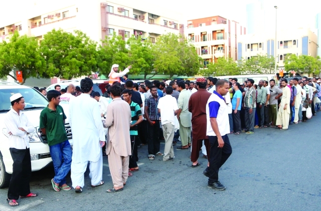 "دبي للإعلام" توزع وجبات الإفطار على الصائمين